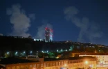 De la fumée s'élève après des frappes de missiles lancés par la Russie, à Kiev, en Ukraine, le 19 août 2026