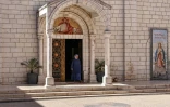 Une soeur catholique sort d'une église après la messe, dans le village chrétien de Taybeh, en Cisjordanie occupée, le 22 juin 2026