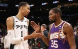 Kevin Durant (à droite) et Victor Wembanyama à l'issue de la rencontre entre les Spurs et Phoenix jeudi en Arizona 