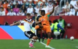 L'Allemand Joshua Kimmich (à gauche) et l'Ivoirien Yan Diomandé à la lutte en début du choc du groupe E entre la Mannschaft et les Ivoiriens le 20 juin 2026 à Toronto