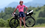 Lachlan Morton, nu pied dans ses sandales, au sommet du col de Port, dans les Pyrénées ariégoises, le 8 juillet 2021