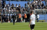 Des supporters bastiais  pénètrent sur la pelouse du stade Armand-Cesari de Furiani pour s'en prendre aux joueurs de l'Olympique Lyonnais, le 16 avril 2017
