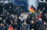 La police disperse des manifestants du mouvement islamophobe allemand Pegida, le 9 janvier 2016 à Cologne