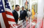 Photo diffusée par la présidence du Venezuela, le 31 janvier 2025, du président vénézuélien Nicolas Maduro et de Richard Grenell, l'émissaire du président américain Donald Trump, au palais de Miraflores, à Caracas