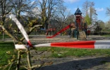 Une aire de jeux fermée, dans un parc de Namur (Belgique), le 18 mars 2020