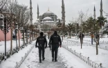Une vague de froid et de neige a touché Istanbul, où des policiers patrouillent devant la Mosquée bleue, le  8 janvier 2017