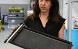Netaly Harari, directrice des opérations de Beewise, montre une ruche robotisée dans le kibboutz de Beit Haemek, dans le nord d'Israël, le 14 mai 2022