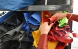 Découpés en larges bandes noires et grises, les pans de plastique sont envoyés à Berlin, nettoyés puis transformés en sacs à dos, cabas, pochettes pour ordinateurs ou trousses. Les chambres à air, aux couleurs plus vives sont également récupérées.