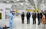 Les présidents américain Joe Biden (à gauche) et sud-coréen Yoon Suk-yeol visitent une usine de semiconducteurs Samsung à Pyeongtaek, dans les environs de Séoul, le 20 mai 2022