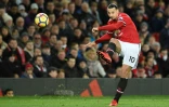 L'attaquant suédois  Zlatan Ibrahimovic, alors à Manchester United dégage le ballon contre Newcastle à Old Trafford, le 18 novembre 2017