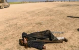 Un blessé soupçonné d'avoir combattu dans les rangs du groupe Etat islamique (EI) est allongé à même le sol après avoir fui le dernier bastion de l'EI à Baghouz, dans l'est de la Syrie, le 6 mars 2019