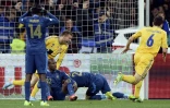 La joie de l'attaquant ukrainien Andriy Yarmolenko (c), après avoir marqué le 2e but contre la France, lors du barrage aller des éliminatoires du Mondial-2014 au Brésil, le 15 novembre 2013 à Kiev 