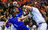 Le Français Dika Mem attaque les Allemands Paul Drux et Finn Lemke lors de la petite finale du Mondial à Herning, le 27 janvier 2019