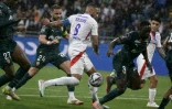 Le Lyonnais Corentin Tolisso encerclé par des Lensois lors du match de Ligue 1 entre l'Olympique lyonnais et le Racing Club de Lens à Lyon le 4 mai 2025