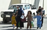 Une Afghane avec ses enfants se dirige vers l'entrée de l'aéroport de Kaboul, le 28 août 2021