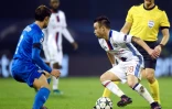 Le Lyonnais Mathieu Valbuena (d) face au défenseur du Dinamo Mario Situm, le 22 novembre 2016 à Zagreb