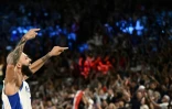 Evan Fournier fête la qualification des Bleus en finale du tournoi olympique de basket à la fin du match contre l'Allemagne, le 8 août 2024 à Bercy