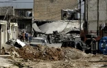 Des habitants au milieu d'un quartier en ruines le 1er mars 2017 à Mossoul