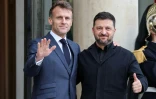 Le prĂ©sident français Emmanuel Macron (Ă gauche) accueille le prĂ©sident ukrainien Volodymyr Zelensky avant leur rencontre Ă l'ĂlysĂ©e, Ă Paris, le 17 novembre 2025