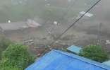 Une photo tirée d'une vidéo prise par un habitant et distribuée par l'agence de presse japonaise Jiji montre, le 3 juillet 2021 à Atami, dans le centre du Japon, la coulée de boue qui a emporté plusieurs maisons et fait au moins 19 disparus