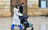 Marie et Colomban, les parents d'Emile, arrivent à la basilique de Saint-Maximin-la-Sainte-Baume (Var), pour la messe d'obsèque de leur enfant, le 8 février 2025