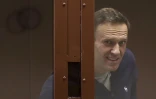 Alexis Navalny dans une cage de verre pendant son procès en diffamation à Moscou, sur une image fournie par le tribunal Babouchkinski le 12 février 2021