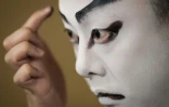 L'acteur Tanenosuke Nakamura se maquille avant sa représentation au théâtre Kabuki-za à Tokyo, le 13 avril 2026