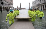 Des ouvriers installent un pont provisoire sur la place Saint-Marc de Venise, envahie par les eaux, le 17 novembre 2019