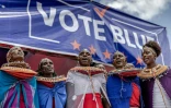 Un groupe de femmes chantent et dansent lors d'un acte de campagne du candidat Raila Odinga à la présidentielle kényane, à Narok, le 30 juillet 2022