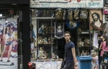 Un homme passe devant une boutique d'objets et de bibelots religieux, dans le quartier de la Choubra, le 11 avril 2017 au Caire, en Egypte