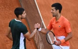 Carlos Alcaraz et Novak Djokovic à l'issue de leur demi-finale à Madrid, le 7 mai 2022 