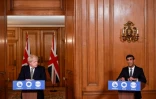 Boris Johnson (gauche), alors Premier ministre britannique, et Rishi Sunak, alors ministre des Finances, donnent une conférence de presse sur la pandémie de Covid-19, le 12 octobre 2020 à Londres