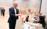 Le Premier ministre travailliste Jonas Gahr Støre vote lors des législatives, le 8 septembre 2025 à Oslo, en Norvège