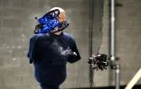 Des drones tournent autour d'un mannequin lors d'une démonstration sur la façon de neutraliser un tireur dans une école, organisée au siège de la start-up Campus Guardian Angel, le 8 mai 2026 à Austin, au Texas