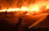 Des soldats du feu combattent un incendie en Californie le 2 août 2018