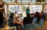 Dans un café à Trump Heights, le 19 juin 2026.