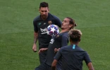 L'attaquant français de Barcelone, Antoine Griezmann, et son homologue argentin, Lionel Messi (derrière), à l'entraînement à Lisbonne, à la veille du quart de finale de la Ligue des champions face au Bayern Munich, le 13 août 2020