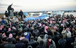 Des réfugiés syriens qui ont fui la guerre à Alep attendent à Bab Al Salama de traverser la frontière turque, le 5 février 2016