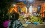 Des femmes prient devant des autels couverts d'offrandes Ă l'occasion du jour des morts, le 31 octobre 2019 Ă Santa Fe de la Laguna, au Mexique