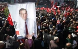 Un portrait du maire d'Istanbul emprisonné, Ekrem Imamoglu, lors d'un rassemblement à Ankara, le 6 avril 2025 en Turquie