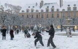 Des habitants se livrent à une bataille de boules de neige, le 5 janvier 2026 à Paris