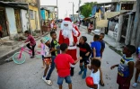 Un homme déguisé en père Noël dans une rue de La Havane, le 21 décembre 2023 à Cuba