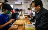 Le professeur de shogi Kazuo Ishida (à droite) donne un cours à un enfant, le 3 octobre 2021 à Kashiwa, dans la banlieue de Tokyo