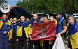 Photo prise et publiée par le Siège de coordination pour le traitement des prisonniers de guerre, le 23 mai 2025, montrant des prisonniers de guerre ukrainiens après leur échange contre des prisonniers russes