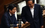 Le Premier ministre japonais, Shinzo Abe (g) et son chef de cabinet Yoshihide Suga (d), le 18 septembre 2015 à Tokyo