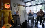 "Miroki", un robot humanoïde, et des patientes lors d'une séance à l'hôpital Broca à Paris le 16 septembre 2026