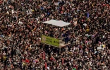 Des officiers de la police militaire se tiennent sur une plateforme surélevée alors que des fans attendent le début du méga-concert gratuit de la pop star américaine Lady Gaga sur la plage de Copacabana à Rio de Janeiro, au Brésil, le 3 mai 2025