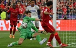 Le gardien belge du Real Madrid Thibaut Courtois sauve son camp sur un tir du milieu de terrain égyptien de Liverpool Mohamed Salah, lors de la finale de la Coupe d'Europe, le 28 mai au Stade de France à Saint-Denis