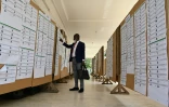 Un candidat aux législatives en Côte d'Ivoire, cherche son nom au siège de la Commission électorale, à Abidjan, le 1er février 2021
