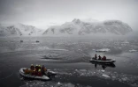 Des touristes traversent la banquise de l'Antarctique, le 05 mars 2016 